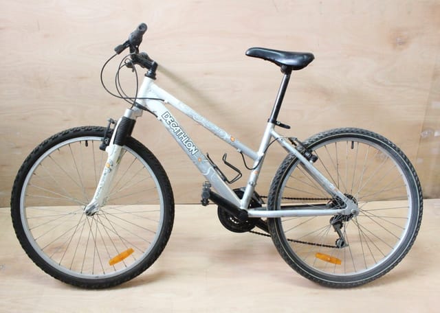 Womens Decathlon 21 gear step through mountain bike with front suspension in good overall working order.