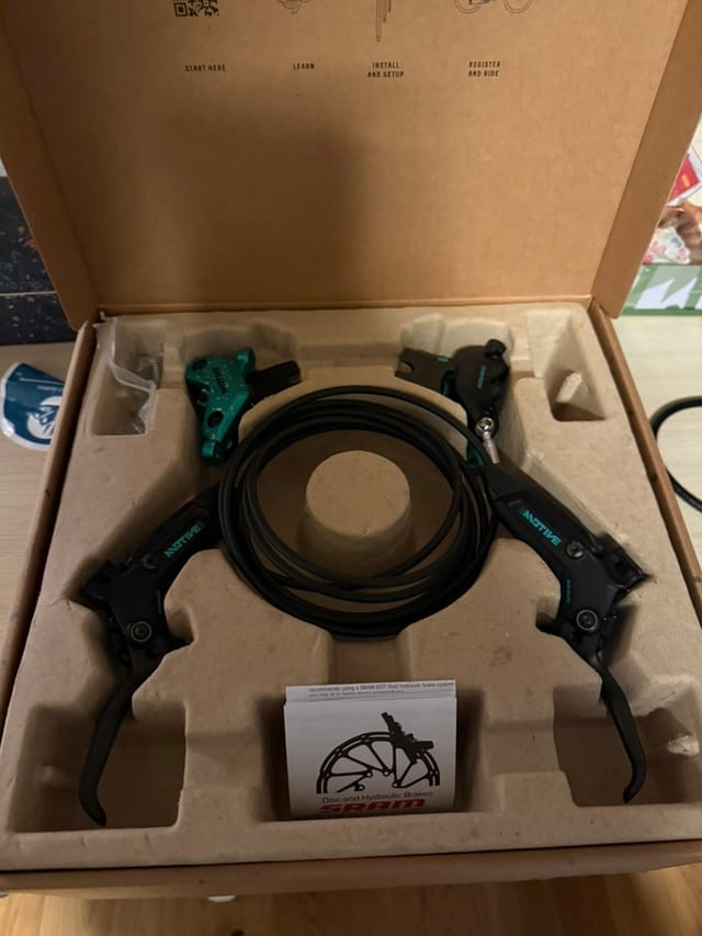 SRAM Motive in Teal Splatter