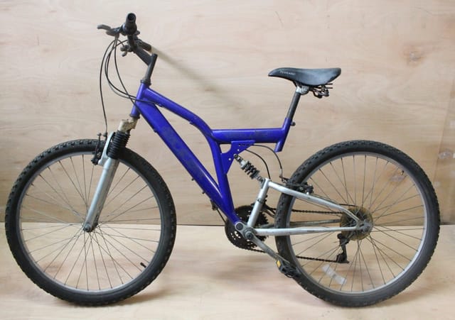 Full suspension 18 gear bicycle. Old school comfortable reliable mountain bike